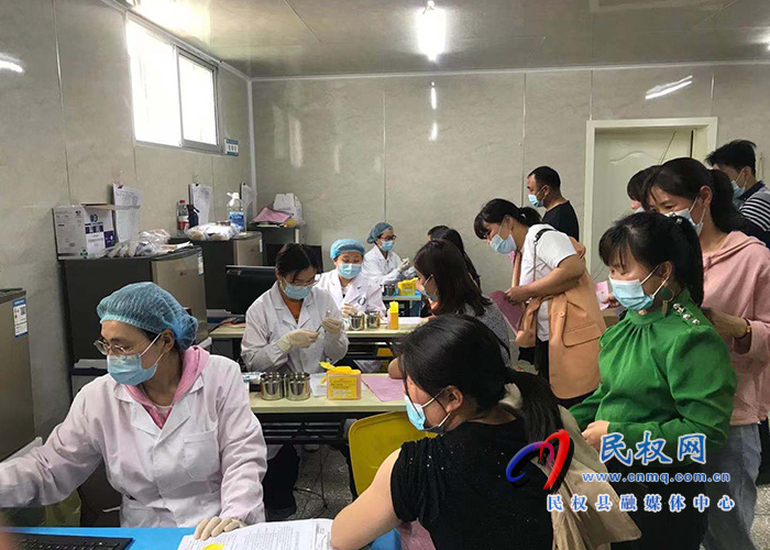 縣愛衛(wèi)辦踐行“我為群眾辦實事”組織企業(yè)員工進(jìn)行新冠疫苗接種 縣愛衛(wèi)辦踐行“我為群眾辦實事”組織企業(yè)員工進(jìn)行新冠疫苗接種