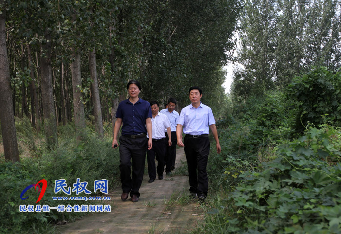 縣委常委、宣傳部長(zhǎng)屠志遠(yuǎn)陪同《商丘日?qǐng)?bào)》采訪團(tuán)在我縣采訪調(diào)研