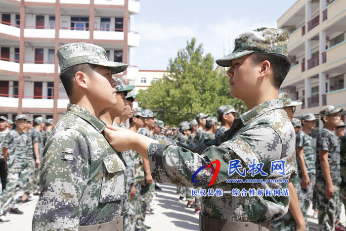縣實(shí)驗(yàn)中學(xué)開(kāi)展軍訓(xùn)活動(dòng) 縣實(shí)驗(yàn)中學(xué)開(kāi)展軍訓(xùn)活動(dòng)