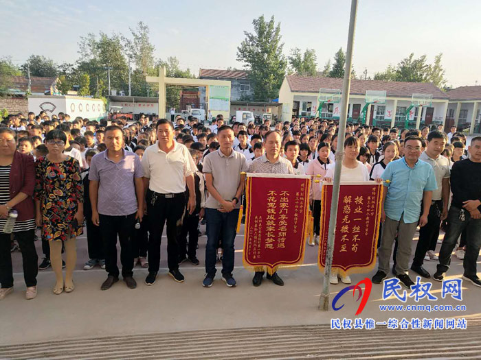 劉炳莊村第一書記李仰鵬“情系教師節(jié)，慰問(wèn)暖人心”