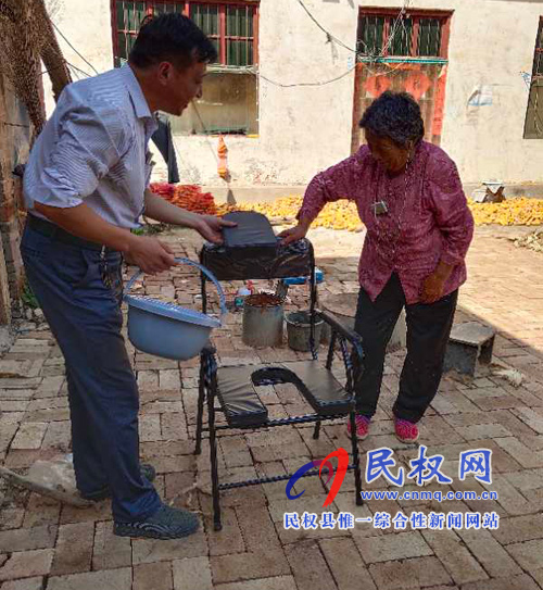 縣委組織部開展“愛心扶貧送溫暖”活動(dòng) 縣委組織部開展“愛心扶貧送溫暖”活動(dòng)
