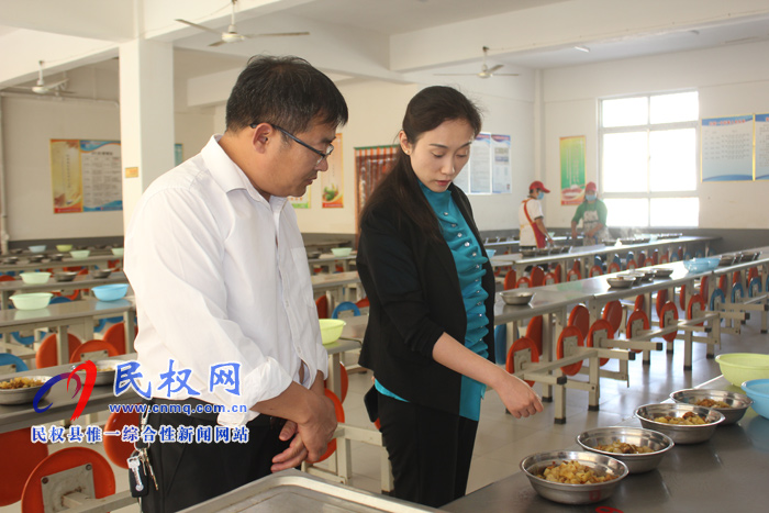 副縣長朱琳、縣群工部部長陳鴻志督導(dǎo)檢查校園食品安全管理工作