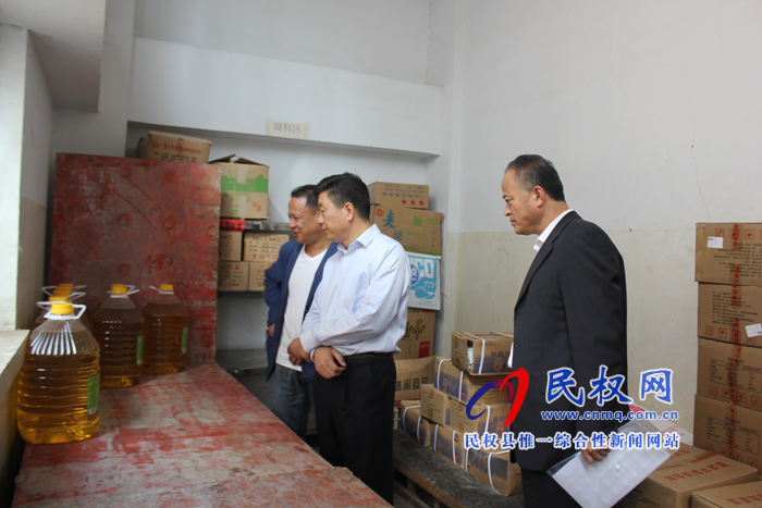 副縣長朱琳、縣群工部部長陳鴻志督導(dǎo)檢查校園食品安全管理工作