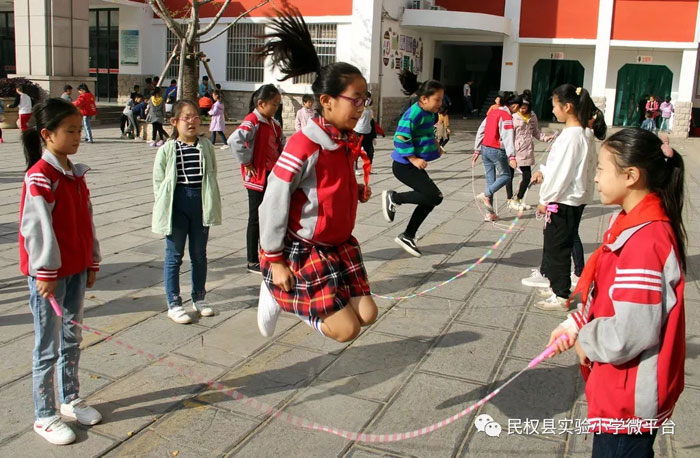 民權(quán)縣實驗小學(xué)課間跳繩活動成風(fēng)景