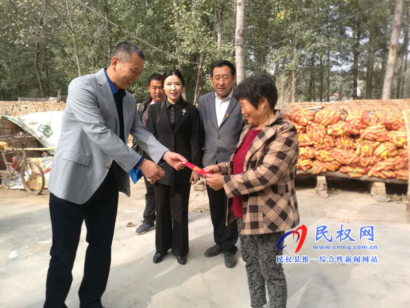 縣東方超市“扶貧日”捐款助力脫貧攻堅