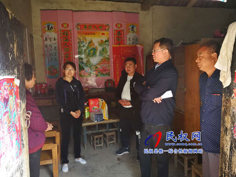 縣衛(wèi)計(jì)委“扶貧日”走訪慰問(wèn)貧困戶