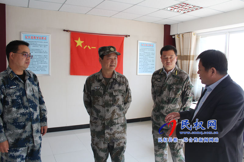 市軍分區(qū)黨委常委、戰(zhàn)備建設(shè)處處長(zhǎng)蔣偉到南華辦事處檢查指導(dǎo)人武部正規(guī)化建設(shè)工作