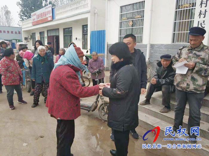 縣編辦對趙壩村村級自評文明戶進(jìn)行獎扶
