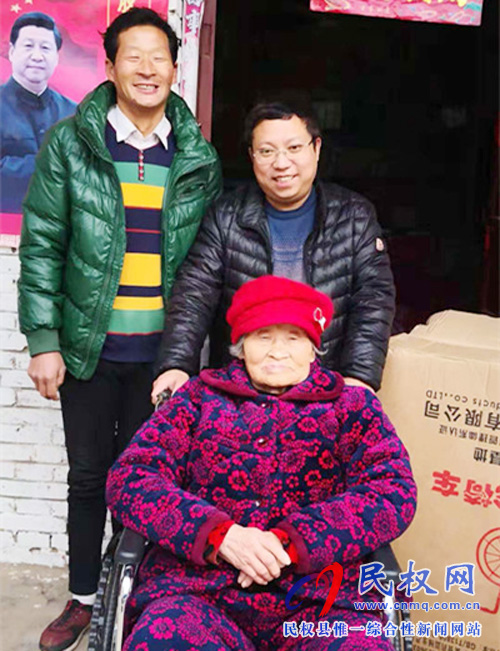 財政局:貧困家庭多災難 幫扶干部送溫暖 財政局:貧困家庭多災難 幫扶干部送溫暖