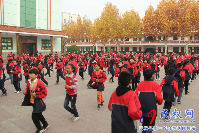 民權(quán)縣實(shí)驗(yàn)小學(xué)陽(yáng)光體育大課間精彩紛呈