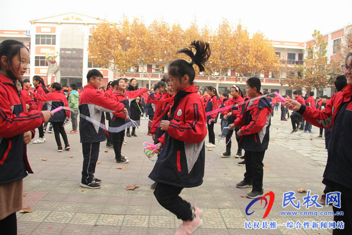 民權(quán)縣實(shí)驗(yàn)小學(xué)陽(yáng)光體育大課間精彩紛呈