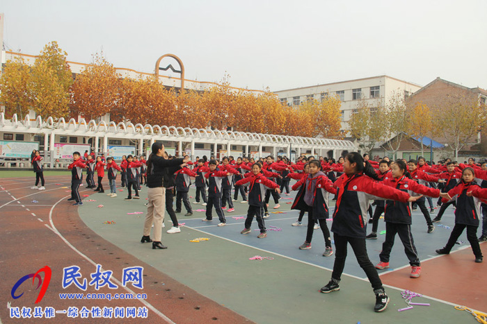 民權(quán)縣實(shí)驗(yàn)小學(xué)陽(yáng)光體育大課間精彩紛呈
