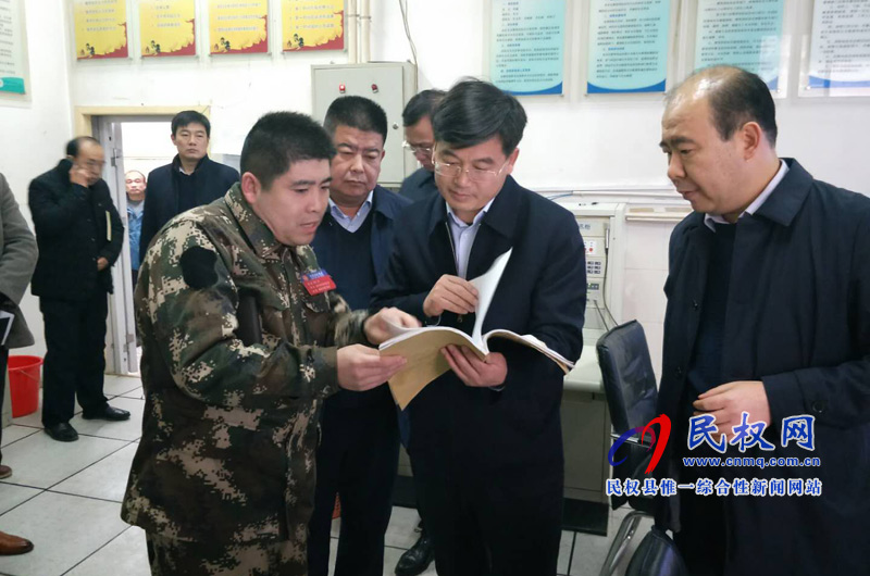 縣委副書記、縣長(zhǎng)張團(tuán)結(jié)檢查安全生產(chǎn)工作