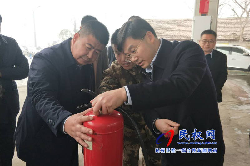 縣委副書記、縣長(zhǎng)張團(tuán)結(jié)檢查安全生產(chǎn)工作