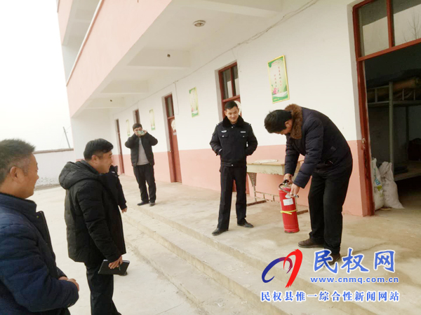 林七鄉(xiāng)政府聯(lián)合中心校等八個(gè)部門對(duì)學(xué)校進(jìn)行消防安全突擊檢查