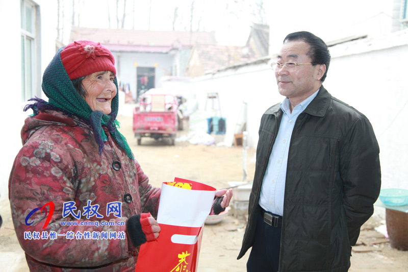 市政府副秘書長(zhǎng)任善禮到我縣龍?zhí)伶?zhèn)邢莊村走訪慰問(wèn)貧困戶