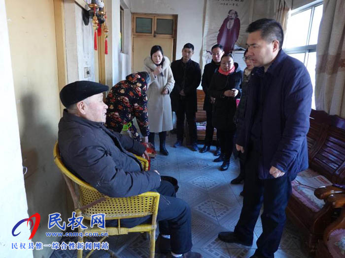 縣住建局領導走訪慰問困難黨員職工
