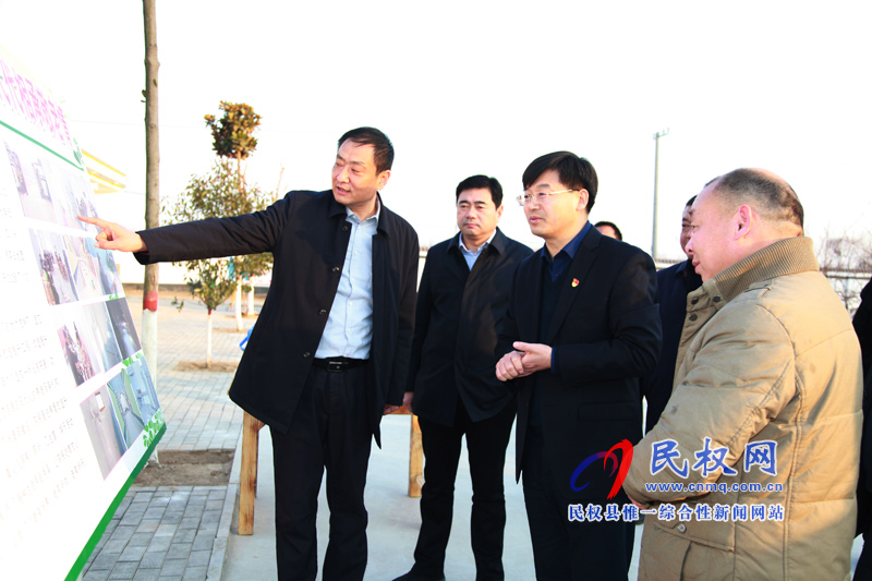 縣委副書記、縣長張團結(jié)走訪慰問老黨員、貧困群眾和敬老院老人