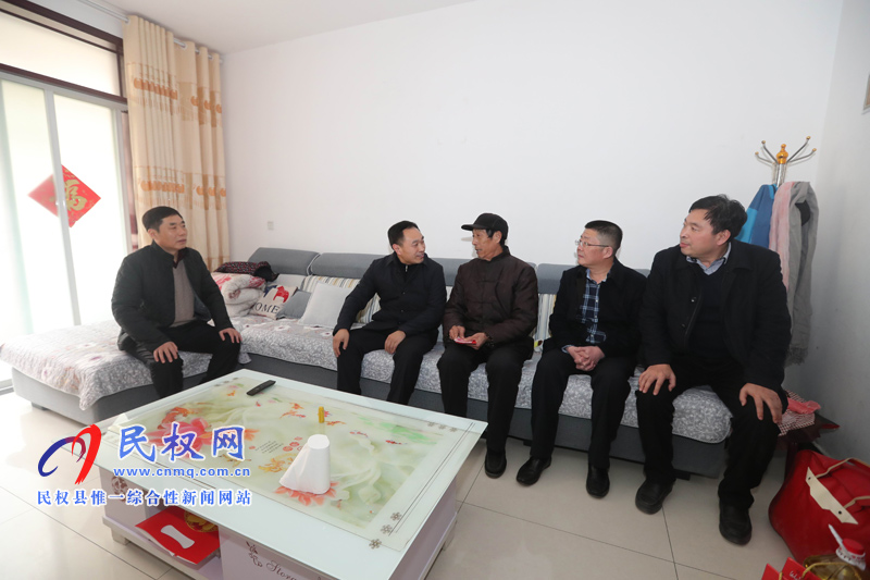 縣四大家領(lǐng)導(dǎo)走訪慰問困難群眾、下崗失業(yè)特困職工和企業(yè)軍轉(zhuǎn)干部
