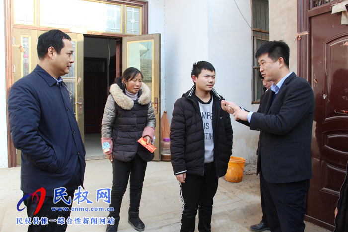 雙塔鎮(zhèn)黨委、政府慰問貧困大學(xué)生