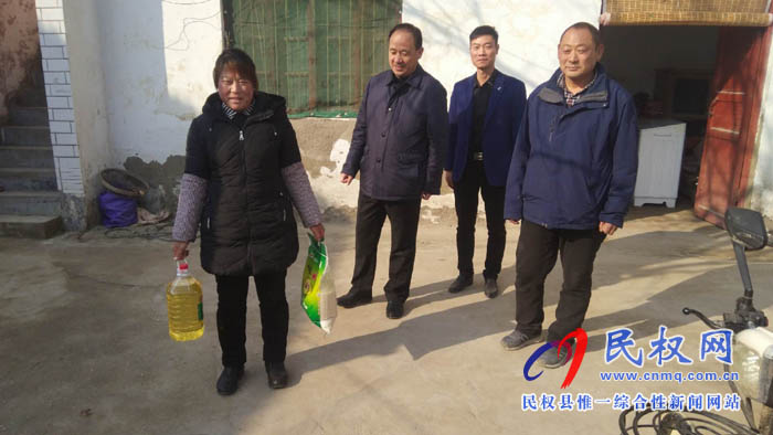 縣住建局開展年關(guān)慰問(wèn)貧困戶送溫暖活動(dòng) 縣住建局開展年關(guān)慰問(wèn)貧困戶送溫暖活動(dòng)