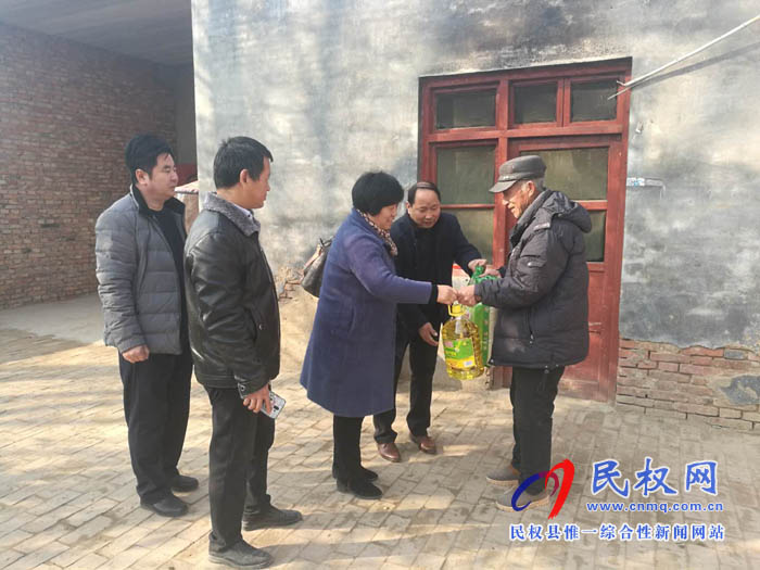 縣住建局開展年關(guān)慰問(wèn)貧困戶送溫暖活動(dòng) 縣住建局開展年關(guān)慰問(wèn)貧困戶送溫暖活動(dòng)