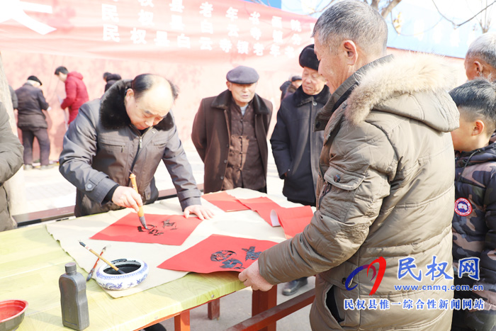 白云寺鎮(zhèn)：義寫春聯(lián)送農(nóng)家 “書書福?！边^大年