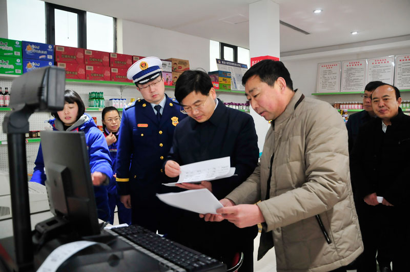 縣委副書記、縣長張團(tuán)結(jié)查看節(jié)前市場供應(yīng)及安全生產(chǎn)工作