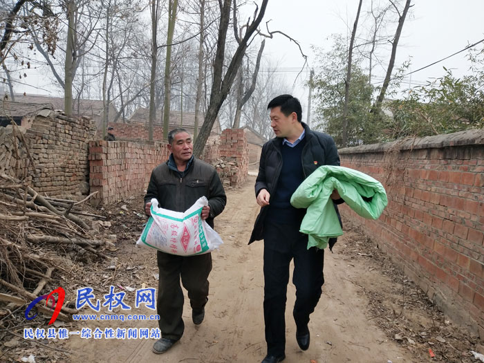 縣委宣傳部副部長李忠強(qiáng)到野崗鎮(zhèn)迎新春走基層看望慰問特困戶