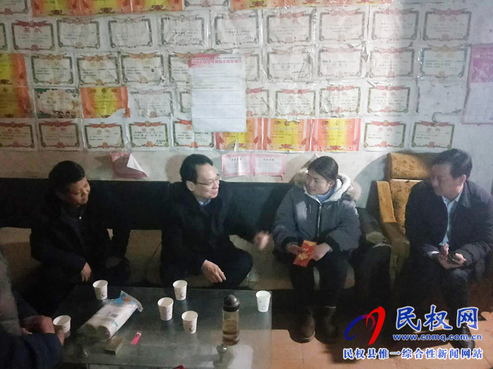 縣委常委、常務(wù)副縣長李啟峰到龍?zhí)伶?zhèn)慰問困難學(xué)生家庭