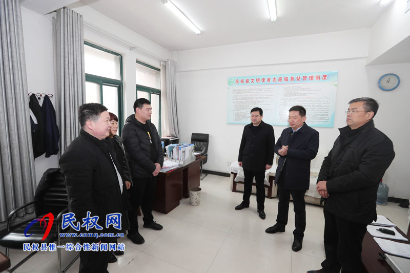 縣委常委、縣委辦公室主任孟亞松看望慰問(wèn)春節(jié)期間值班人員
