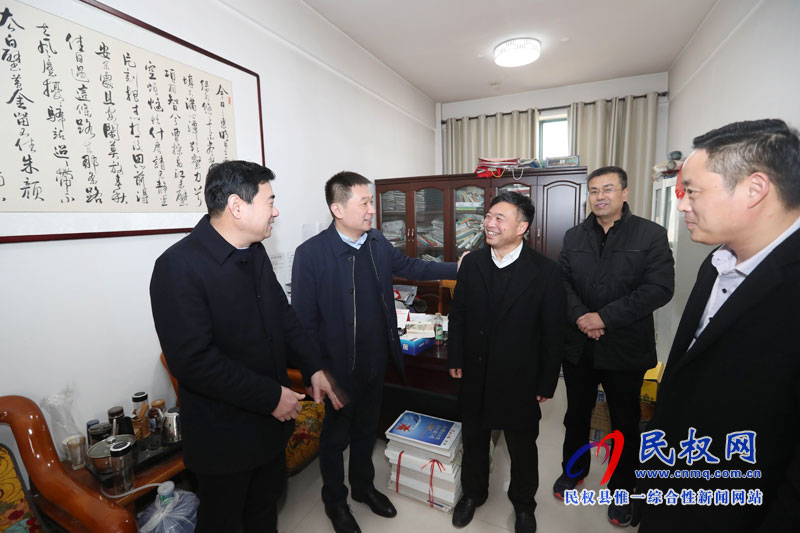 縣委常委、縣委辦公室主任孟亞松看望慰問(wèn)春節(jié)期間值班人員