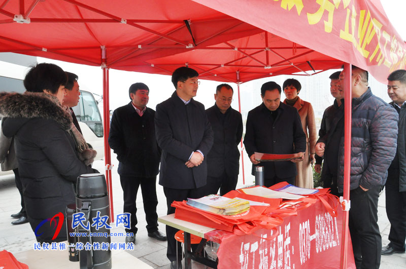 縣委副書記、縣長張團結(jié)查看節(jié)前招工宣傳工作