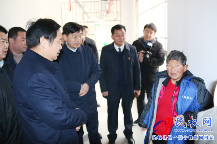 市民政局黨組書記、局長(zhǎng)于水旺到我縣慰問(wèn)建檔立卡貧困戶