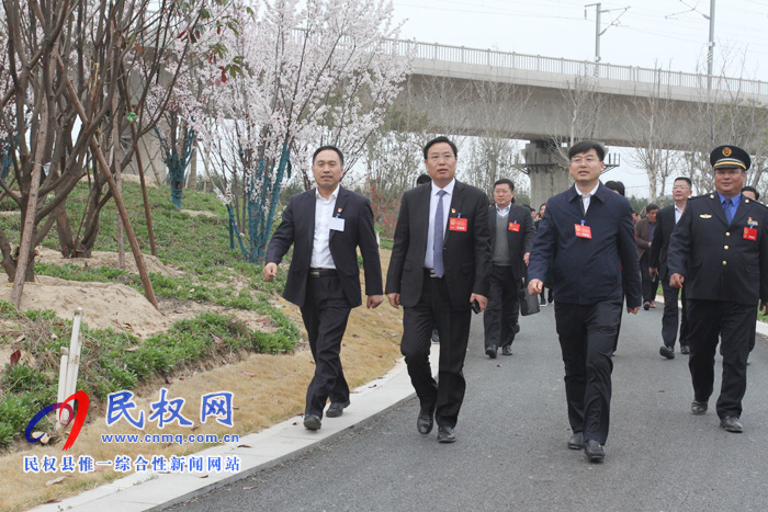縣人大代表集中視察我縣重點項目建設 縣人大代表集中視察我縣重點項目建設