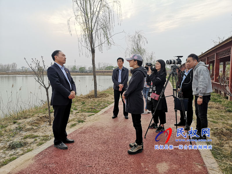 河南廣播電視臺(tái)“新聞聯(lián)播”欄目組到我縣采訪 河南廣播電視臺(tái)“新聞聯(lián)播”欄目組到我縣采訪