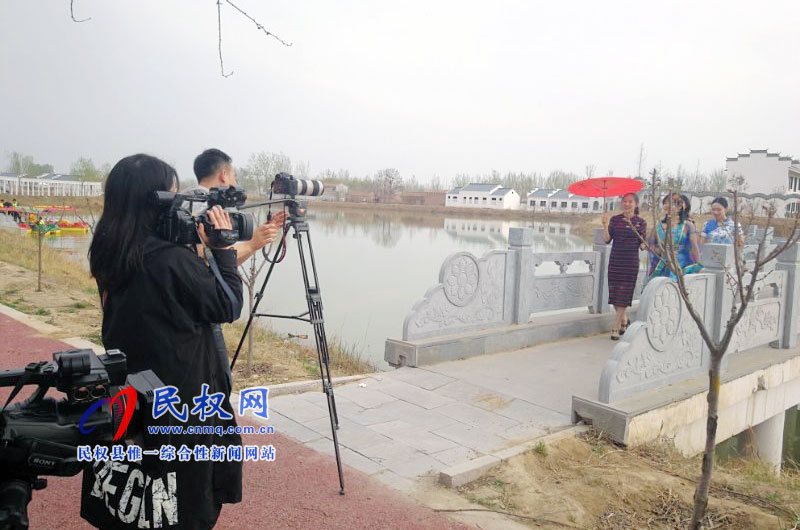 河南廣播電視臺(tái)“新聞聯(lián)播”欄目組到我縣采訪 河南廣播電視臺(tái)“新聞聯(lián)播”欄目組到我縣采訪
