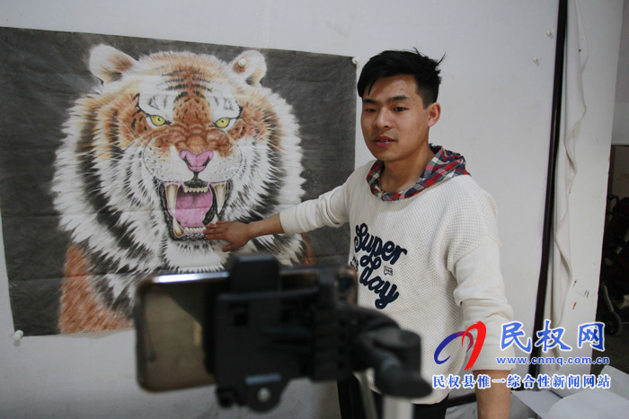 中國畫虎第一村：河南26歲小伙直播賣畫，一場賣出40多幅