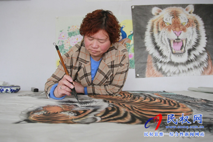 中國畫虎第一村：河南26歲小伙直播賣畫，一場賣出40多幅