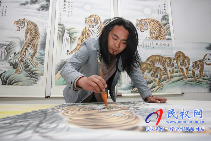 中國畫虎第一村：河南26歲小伙直播賣畫，一場賣出40多幅