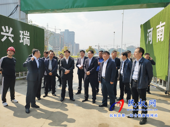 縣委副書記、縣長張團結查看我縣城區(qū)拆遷和安置房建設工作