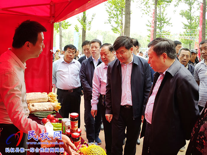 民革省委主委、省政協(xié)副主席李英杰蒞民察看“槐花節(jié)”系列活動(dòng)