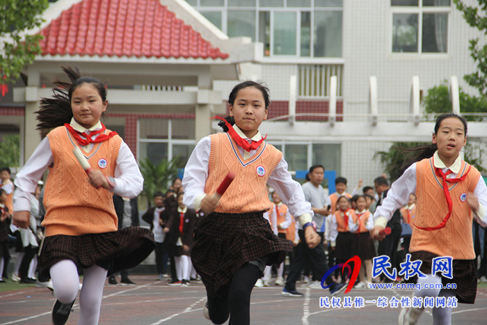 民權(quán)縣實(shí)驗(yàn)小學(xué)舉行“運(yùn)動(dòng)快樂(lè)，激情綻放”春季運(yùn)動(dòng)會(huì)