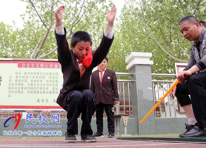 民權(quán)縣實(shí)驗(yàn)小學(xué)舉行“運(yùn)動(dòng)快樂(lè)，激情綻放”春季運(yùn)動(dòng)會(huì)