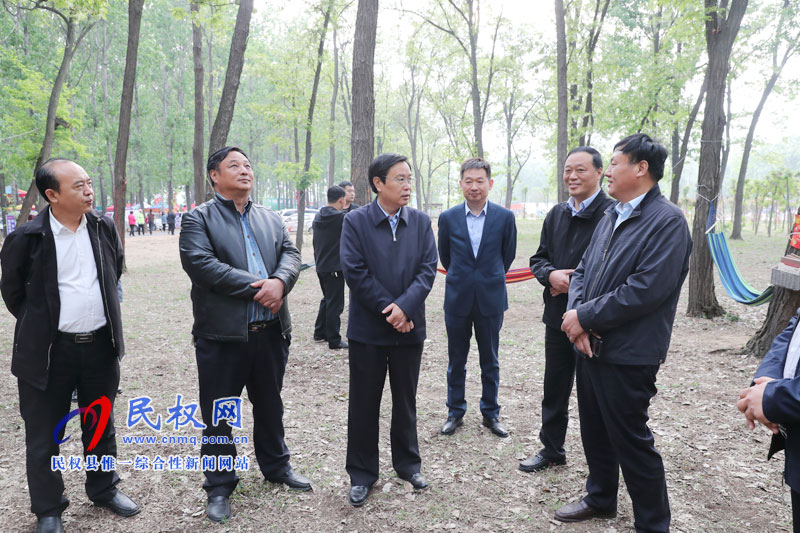 市人大常委會副主任、民權(quán)縣委書記姬脈常察看槐花節(jié)系列活動開展情況