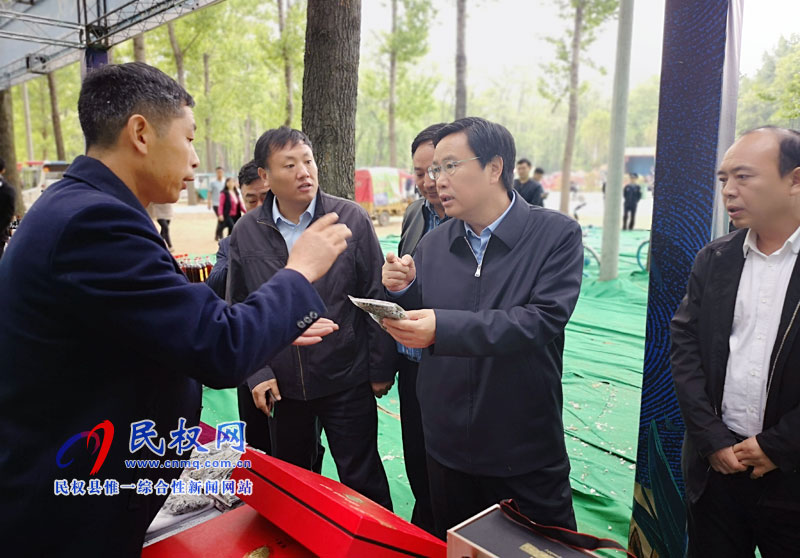 市人大常委會副主任、民權(quán)縣委書記姬脈常察看槐花節(jié)系列活動開展情況