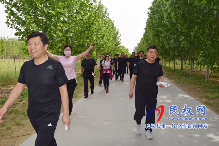 民權(quán)縣糧食收儲中心慶祝新中國成立70周年“放飛心情，健行健康”徒步行