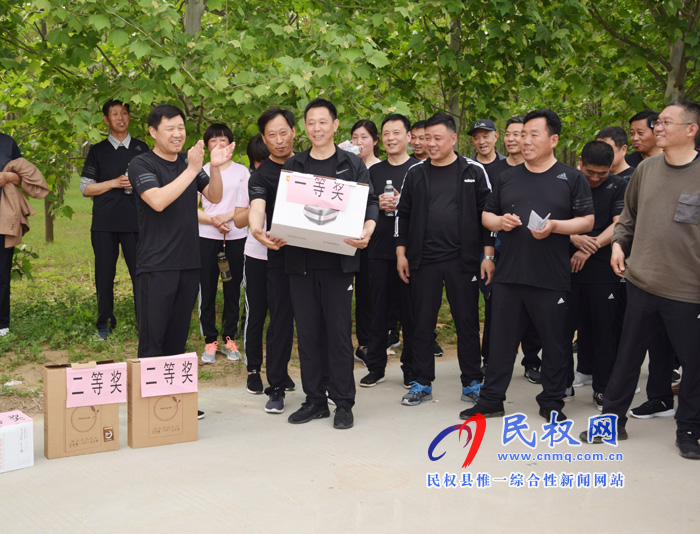 民權(quán)縣糧食收儲中心慶祝新中國成立70周年“放飛心情，健行健康”徒步行