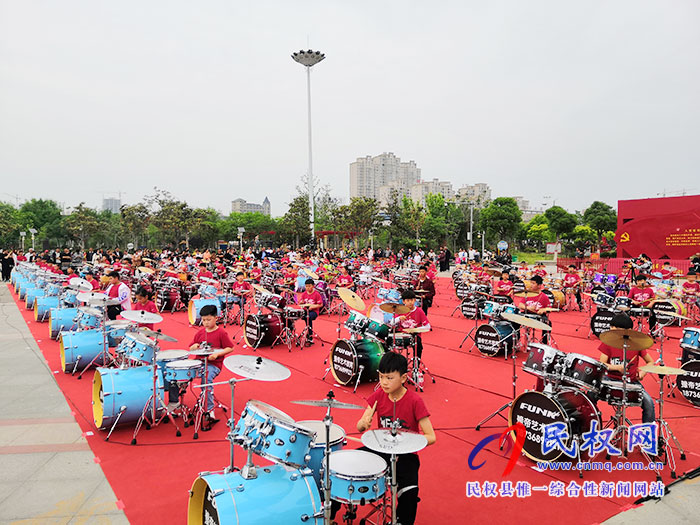 迎祖國70華誕，70名小鼓手共奏《鼓舞中國》