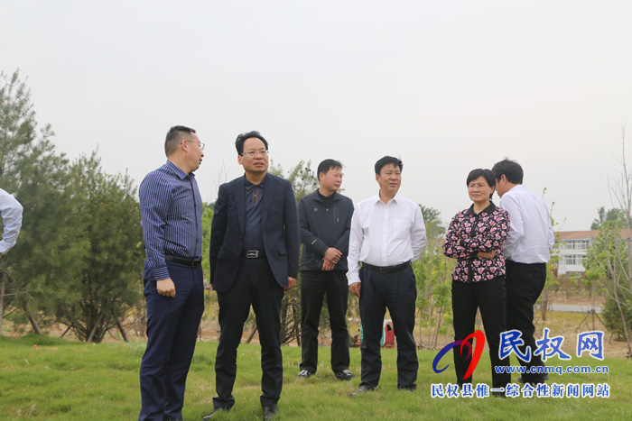 縣委常委、常務副縣長李啟峰查看我縣綠化和重點拆遷工作